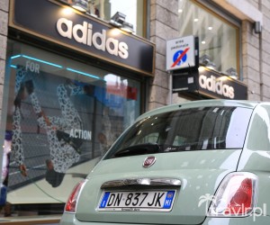Fiat 500 pod sklepem Adidas w Medliolanie - Włochy