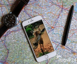 Planowanie podróży z iPhonem i mapą w ręku